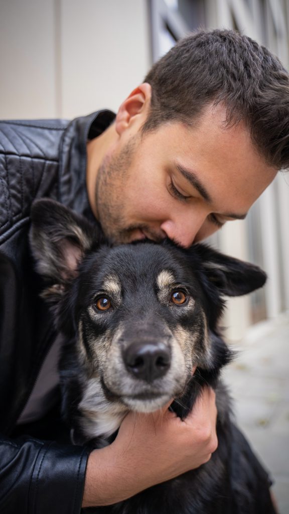 Portraitaufnahme von Julie Peters Hund mit Mann